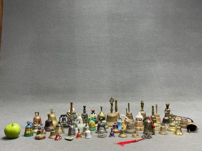 Collection de cloches. 
H. : de 3 à 16 c...
