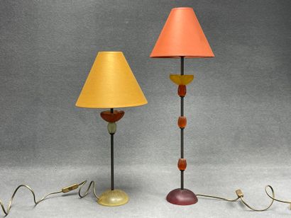 Deux lampes de salon en métal et résine....