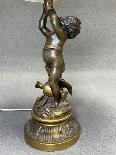 Lampe en bronze à décor de putti. 
H. :28...