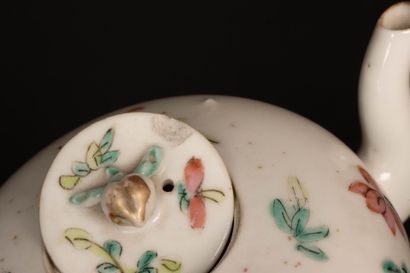 Théière en porcelaine de Chine et support...