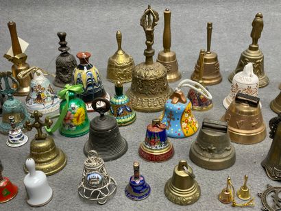 Collection de cloches. 
H. : de 3 à 16 c...