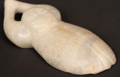 Scarabée à tête humaine en pierre dure sculptée....