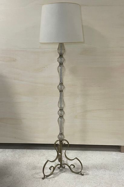Lampadaire en métal courbé doré et fût en...