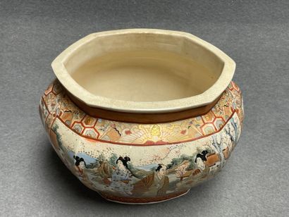 Cache pot ovale en faience de Satsuma à décor...