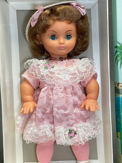 BELLA Poupée Michèle. bien habillée.
H: 31...