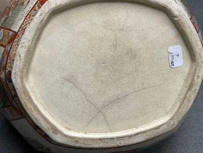 Cache pot ovale en faience de Satsuma à décor...