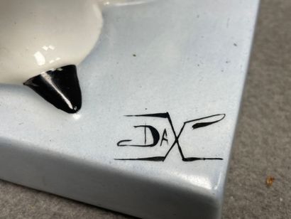 DAX : PIERROT en porcelaine. 
Signé sur la...
