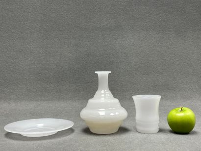 Service verre d'eau en opaline.
H. : de 9,5...
