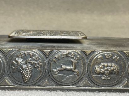 Coffret en bronze à décor des symboles des...