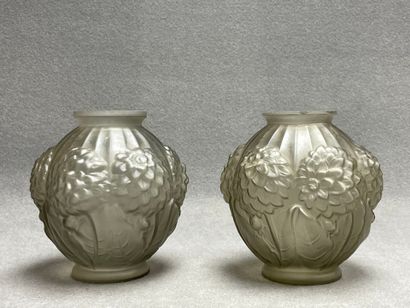 Paire de vases en verre moulé fumé à décor...