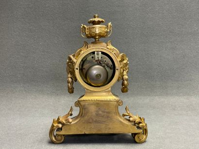 Pendule en bronze ciselé et doré, tête de...