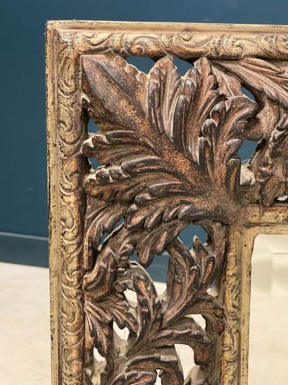 Miroir cadre en bois ajouré et patiné. 
90...