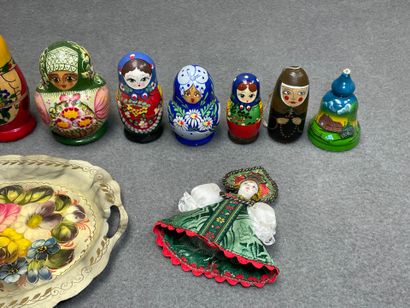 Lot de poupées Russe, théière, oeufs et plateau...