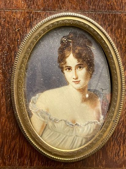 Portrait de femme, miniature. 
6 x 4,5 cm....