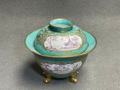 Bol couvert sur pied en porcelaine allemande...