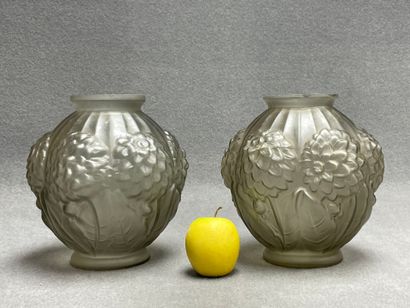 Paire de vases en verre moulé fumé à décor...