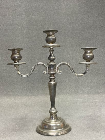 Paire de bougeoirs à trois lumières en métal...