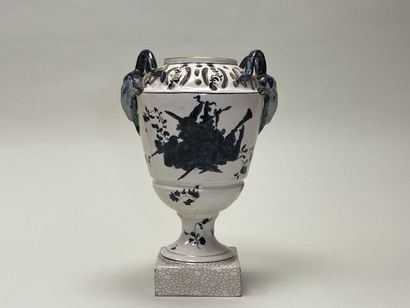 Vase en faïence à décor floral anses têtes...