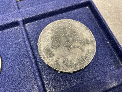Lot de médailles et monnaies. 
D. : de 2,3...