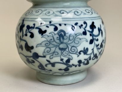 Vase en porcelaine de Chine. 
H. :17 cm.
