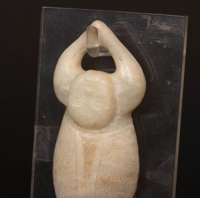 Scarabée à tête humaine en pierre dure sculptée....