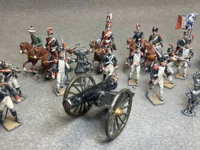 Lot de soldats de plomb. 
H. :4 à 9 cm.