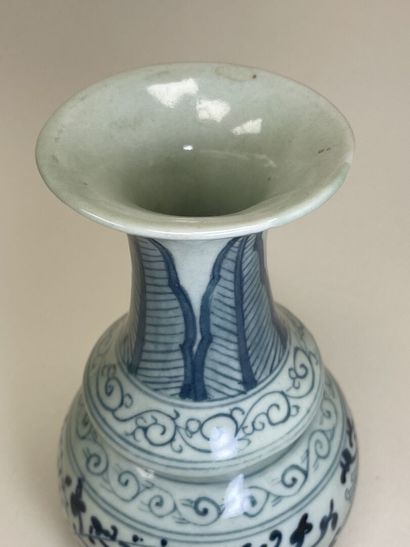 Vase en porcelaine de Chine. 
H. :17 cm.