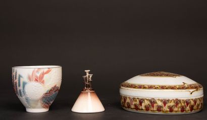 Bonbonnière en porcelaine, , petit pot couvert...