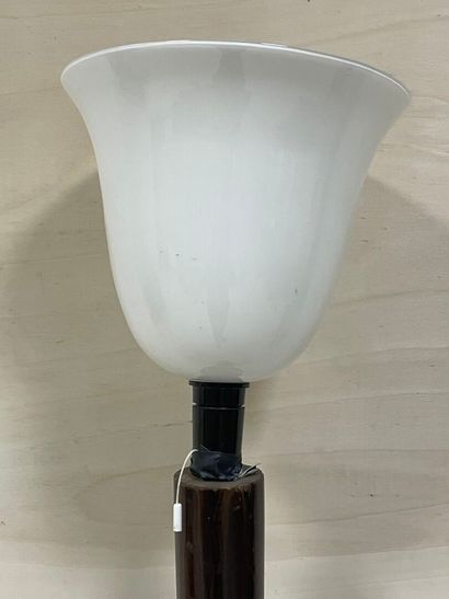 Lampadaire des années 1950, abat jour opaline....