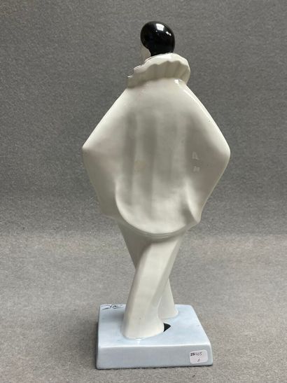 DAX : PIERROT en porcelaine. 
Signé sur la...