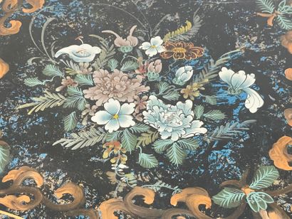 Table de chevet laquée à décor de fleurs
62...