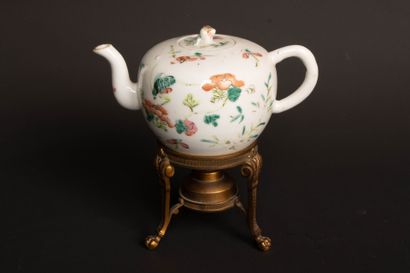 Théière en porcelaine de Chine et support...