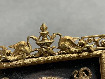 Deux cadres photos de table en bronze doré....