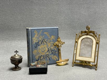 Lot religieux:
Cadre de table, bénitier,...