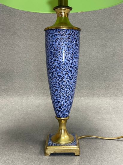 Lampe de salon piètement en métal émaillé....