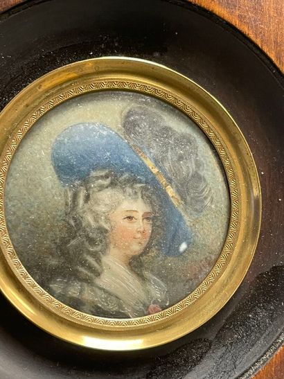 Elégantes. 
Deux miniatures début XX°. 
D....