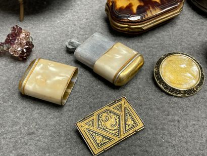 Lot de bibelots comprenant:
Coupe en bronze,...
