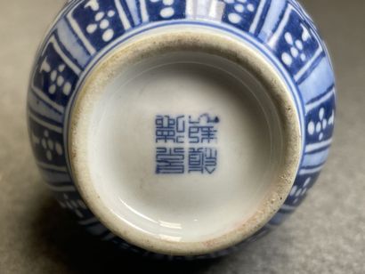 Deux vases en porcelaine de Chine. 
H. :10...