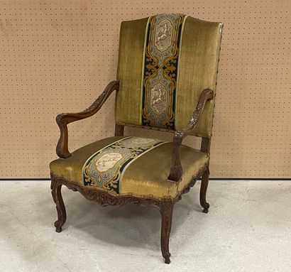 Fauteuil de style Louis XIV. 
H. : 115 cm....