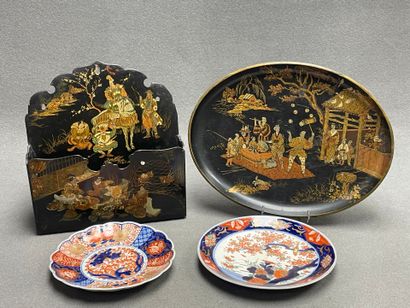 Lot comprenant:
Deux assiettes en porcelaine...