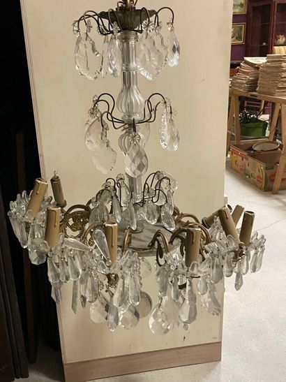 Lustre à pampilles. 
H. :73 cm. D. :60 cm....