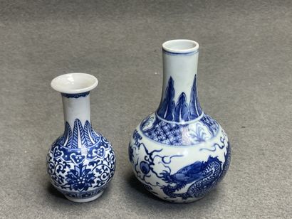 Deux vases en porcelaine de Chine. 
H. :10...
