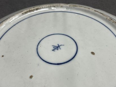 JAPON. 
Grand plat en porcelaine
D. :37 cm....