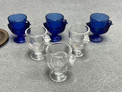 Cinq coquetiers en métal et six en verres....
