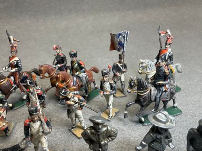 Lot de soldats de plomb. 
H. :4 à 9 cm.