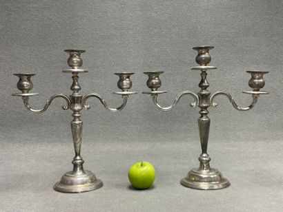 Paire de bougeoirs à trois lumières en métal...