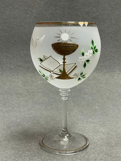 Lot comprenant:
Salière baptismale, verre...