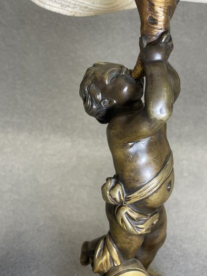 Lampe en bronze à décor de putti. 
H. :28...