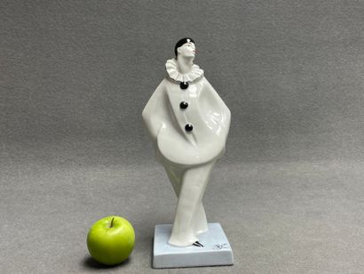 DAX : PIERROT en porcelaine. 
Signé sur la...