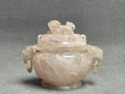 Pot couvert en quartz sculptée. 
Chine
13...